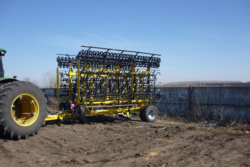 Поля Черноземья любят жёлто чёрные компакторы STROM BEDNAR 1
