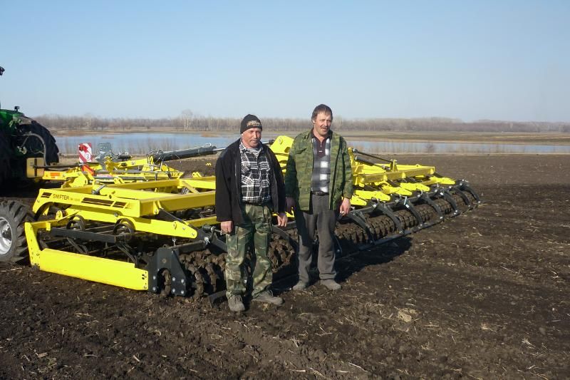 Поля Черноземья любят жёлто чёрные компакторы STROM BEDNAR 4
