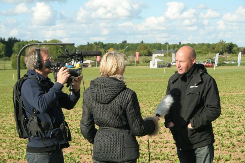 damien digard gives an interview riu2lpmp8n