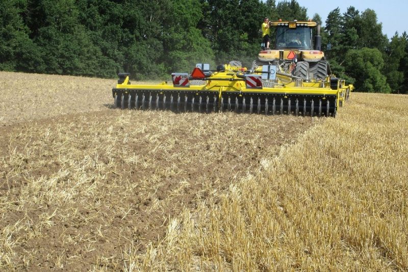 Deep tillage with preservation of the soil moisture before the seeding of oil seed rape 5