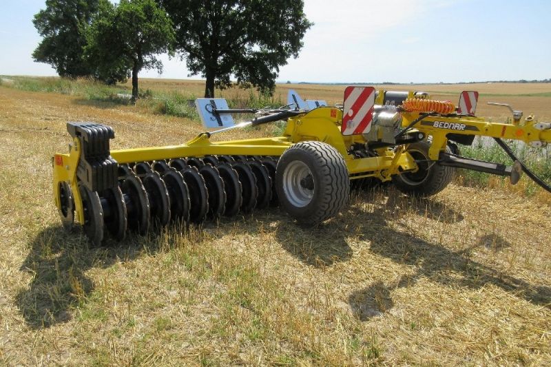 Deep tillage with preservation of the soil moisture before the seeding of oil seed rape 7